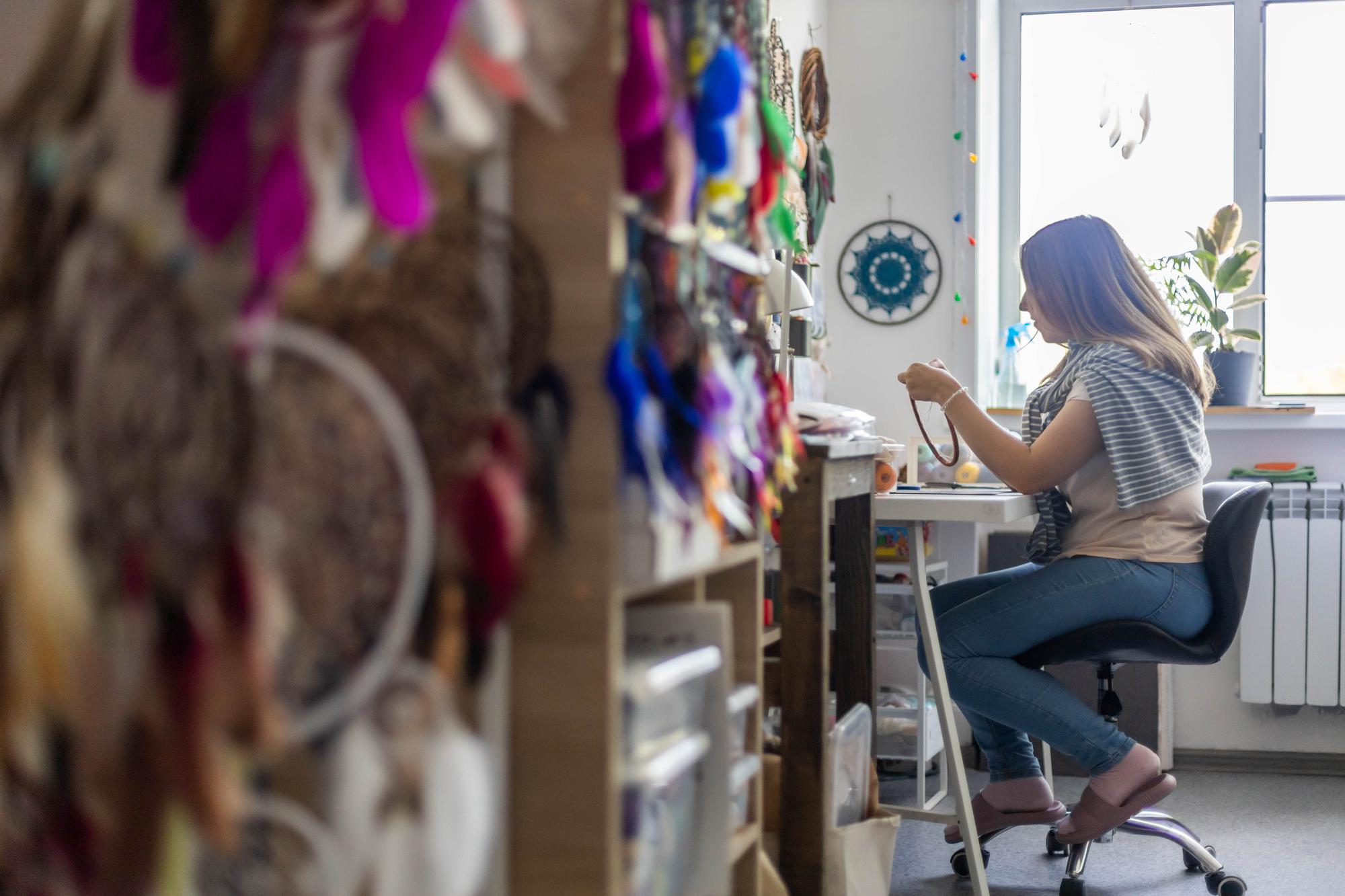 Interno del laboratorio con telaio e lavori in corso